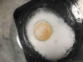 蛋黄加入细砂糖，搅拌均匀。