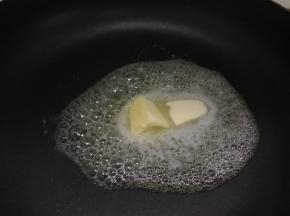 锅内放入黄油，小火融化