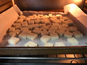 将吐司片放入159度的烤箱中，烘焙10分钟，使其香脆