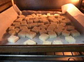 将吐司片放入159度的烤箱中，烘焙10分钟，使其香脆