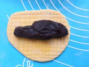 把面片翻面，放入适量的豆沙馅