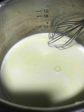 蛋黄糊和牛奶搅拌均匀。