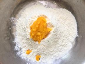 与面粉混合