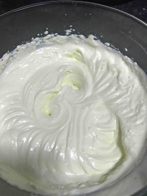 打发至八分状态。