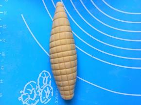 包起来，整理成两头尖的橄榄形