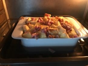 撒上火腿丁，160度烘焙40分钟左右