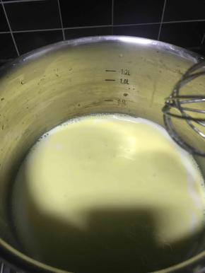 加热至开始冒泡就关火，放旁边晾凉备用。