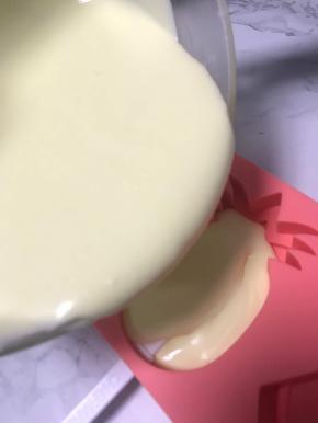 搅拌好的冰淇淋糊倒入提前洗好的干净冰淇淋模具中，我这里用的是学厨的新款冰淇淋硅胶模具，我的量可以做这个造型模具三排，也就是6个冰淇淋的量。