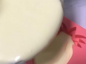 搅拌好的冰淇淋糊倒入提前洗好的干净冰淇淋模具中，我这里用的是学厨的新款冰淇淋硅胶模具，我的量可以做这个造型模具三排，也就是6个冰淇淋的量。