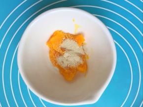 南瓜泥和酵母拌匀至酵母融化