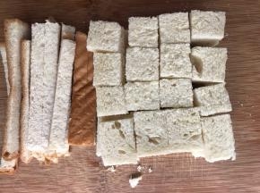 吐司去皮切小块
