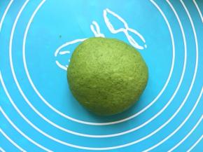 揉成光滑的面团，温暖处醒发两倍大