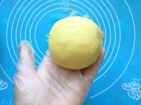 揉成光滑的面团，温暖处醒发二倍大