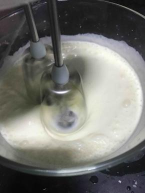 低速打发淡奶油。