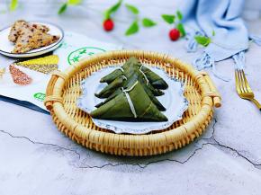 一次吃不完，让其自然冷却，可装进食品袋里，放入冰箱冷冻保存，吃的时候提前取出解冻，之后水煮或者蒸都可以。