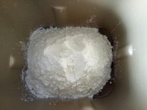 主材料按照先液体的步骤放入面包机桶，打开揉面程序揉40分钟