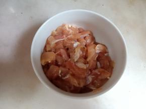 鸡腿洗净去骨，加黑胡椒碎、盐酱油、黄酒腌渍一会。