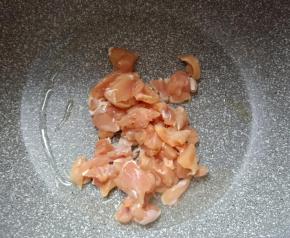 腌渍好的鸡腿肉入油锅翻炒。