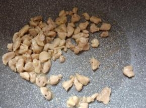 炒熟变色即可盛出。