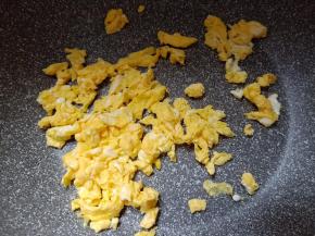 鸡蛋液打散，入锅翻炒，炒散盛出备用。