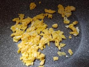 鸡蛋液打散，入锅翻炒，炒散盛出备用。