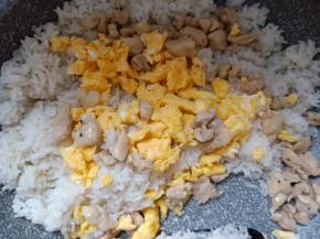 加入鸡蛋和鸡腿肉炒匀。