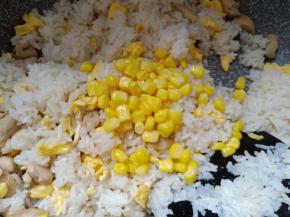 加入玉米粒炒匀。