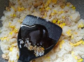 加入适量酱油、盐调味，即可。