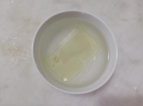 4克吉利丁片提前用冷水泡软。
