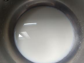 牛奶加20克细砂糖小火加热搅拌至糖完全融化。