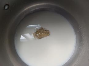 加入泡软的吉利丁片搅拌至吉利丁完全融解。