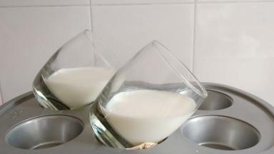 牛奶液放凉后，装入杯子，侧放放入冰箱冷藏3个小时以上。