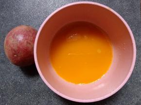 牛奶冻凝固后，制作百香果冻。取百香果汁30克。