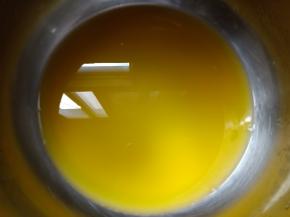 加入170克清水和30克细砂糖小火加热至细砂糖完全融化。