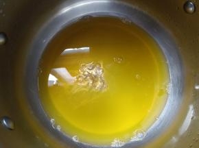 加入泡软的吉利丁片搅拌至完全融化。