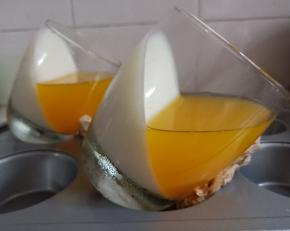 待百香果液完全冷却后，装入杯子中另一侧，侧放，放入冰箱冷藏定型3个小时以上。