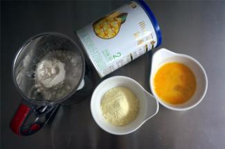 准备食材，将鸡蛋打散，糖粉与奶粉混合。