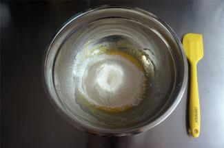 筛入低筋粉，用刮刀稍微翻拌一下成絮状。