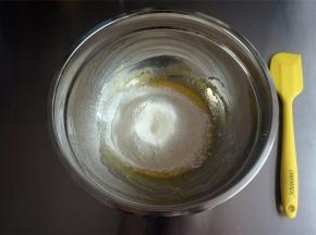 筛入低筋粉，用刮刀稍微翻拌一下成絮状。