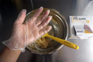 戴上无粉橡胶手套或一次性手套。