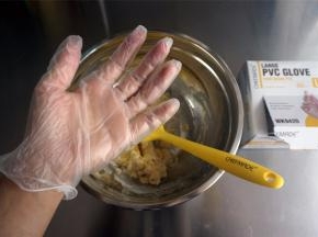 戴上无粉橡胶手套或一次性手套。