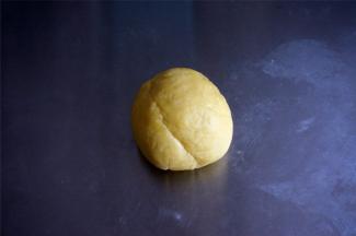 将食材揉合至无干粉状态。