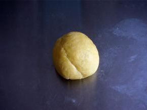 将食材揉合至无干粉状态。