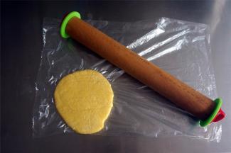 装入保鲜袋，擀开成1厘米厚的面片。