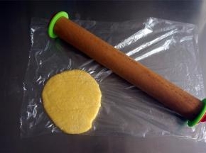 装入保鲜袋，擀开成1厘米厚的面片。