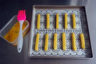 将其摆放到烤盘上，表面刷上一层全蛋液。