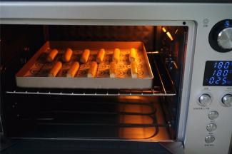 烤箱上下火180度预热5分钟后放入中层，烘烤25分钟左右，表面金黄香气四溢，取出。