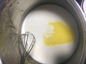 蛋黄糊倒入120克牛奶中。