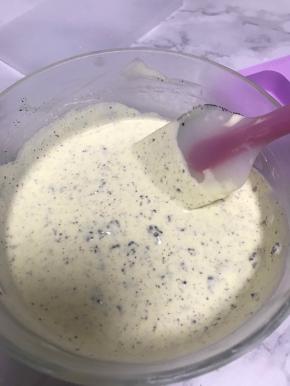 冰淇淋液搅拌均匀后，倒入提前准备好洗干净晾干的硅胶模具。