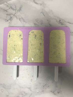 倒入模具后轻轻震下，排出起泡。最后送进冰箱冷冻室进行冷冻，冷冻7-8小时即可出膜，也要根据个人冰箱温度觉得冰冻时间，如果状态变硬就是冷冻好了。我这款是学厨的硅胶模具，我的量可以做这款模具的两排的6个量。